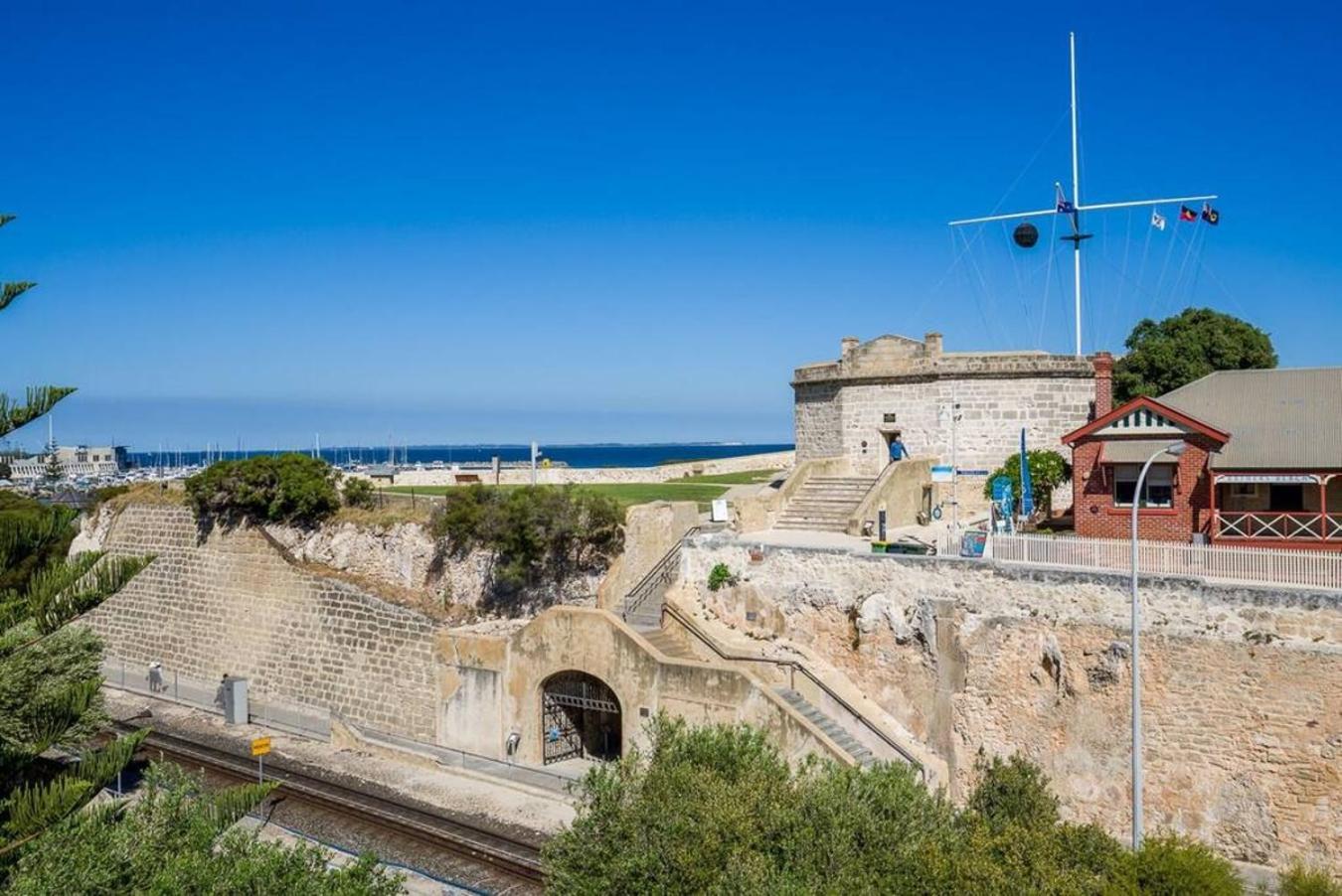 West End Warehouse Historical Opposite Beach Fremantle Exterior photo